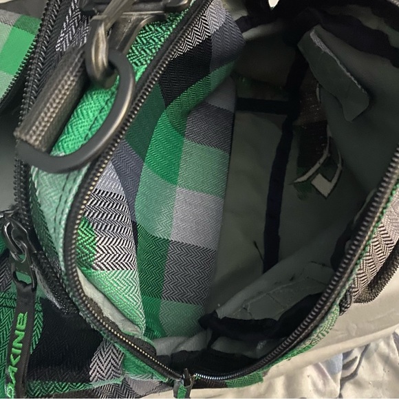 Dakine Medium Duffle Bag Green Plaid Side Pockets Versatile Backpack Travel - Picture 12 of 14